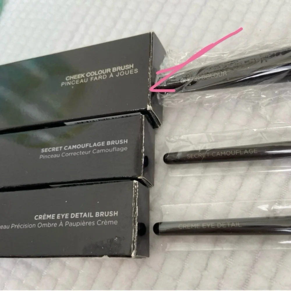 Laura Mercier Brush Cheek Color Brush - NWT